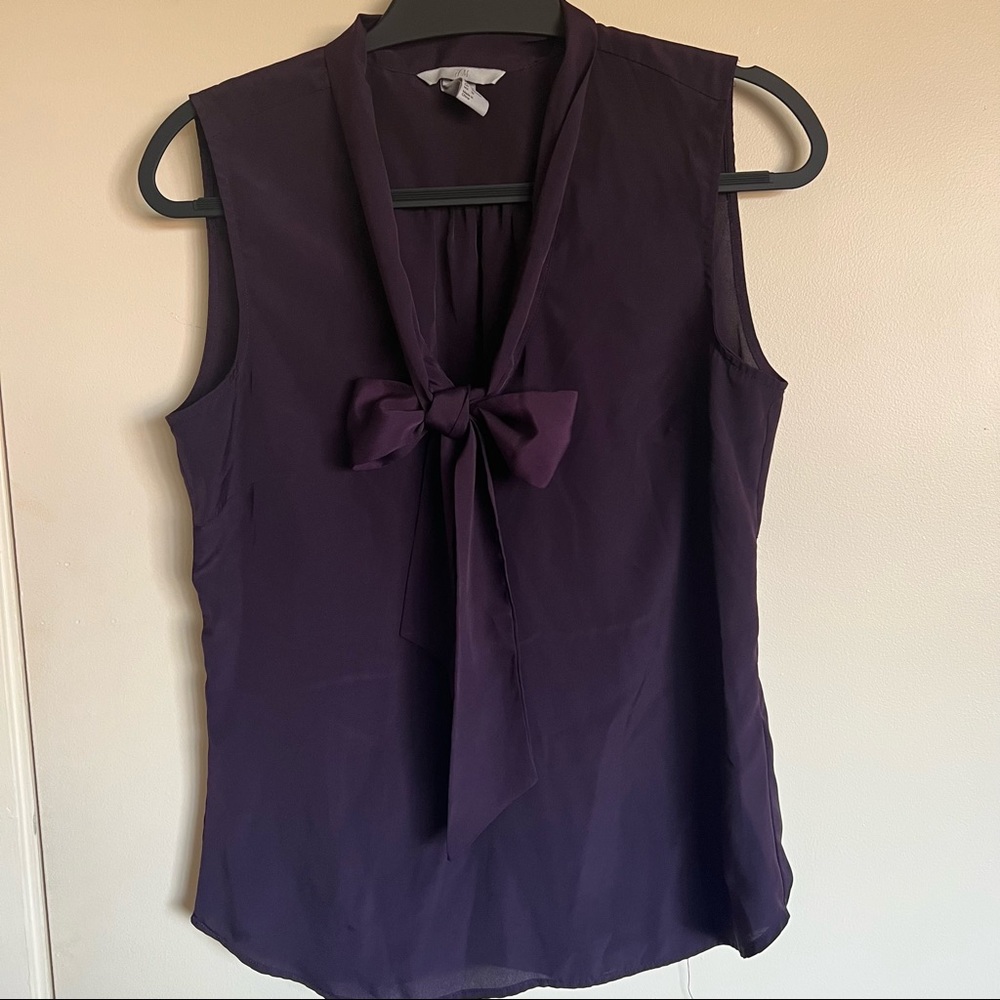 H&M Top sleeveless tie front.